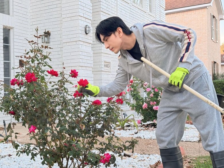 Ấn tượng nhất là sân vườn thoáng đãng giúp nam ca sĩ thỏa mãn sở thích trồng hoa. Ảnh: FB Dan Truong Pham