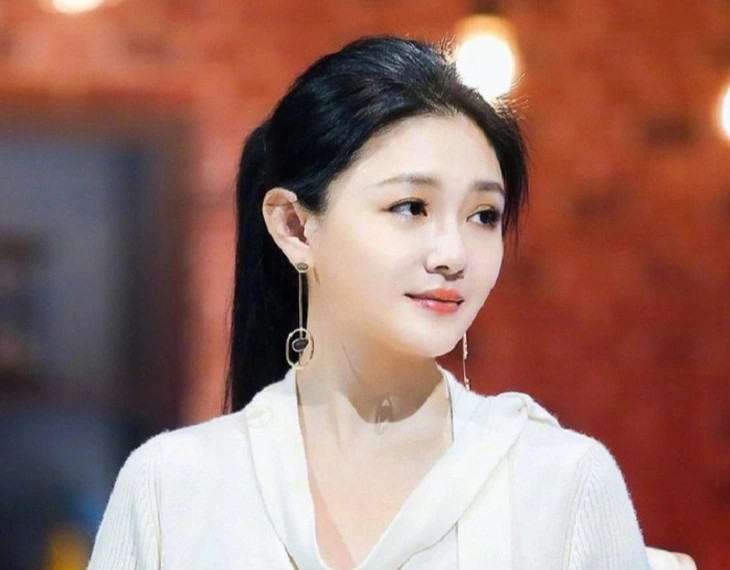 Mới đây, thông tin Từ Hy Viên qua đời ở tuổi 49 do nhiễm cúm Nhật khiến công chúng bàng hoàng. Em gái của nữ diễn viên - MC Từ Hy Đệ cho biết chị gái bị nhiễm cúm trong thời gian du lịch tại Nhật Bản. Ảnh: Weibo