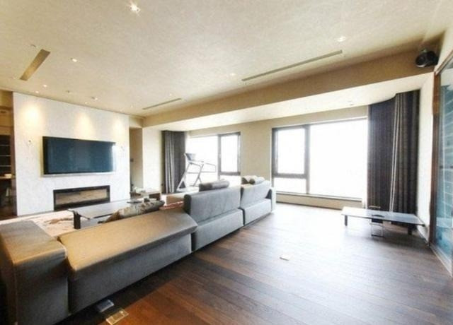 Theo ETToday, Từ Hy Viên sở hữu hai căn biệt thự sang trọng với tổng trị giá 18 triệu USD. Năm 2016, cô cùng chồng cũ, doanh nhân Uông Tiểu Phi, tiếp tục mua thêm một căn hộ rộng 760m2 tại khu Tín Nghĩa, Đài Loan với giá 12 triệu USD. Ảnh: Baidu