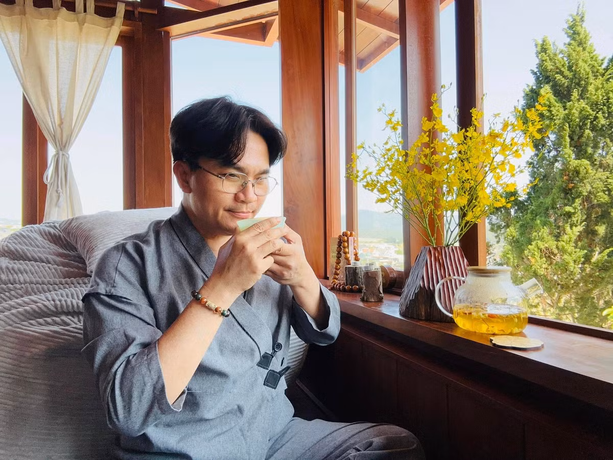 Ở tuổi U50, MC Đại Nghĩa hài lòng với cuộc sống độc thân. Nam MC thích cuộc sống điền viên nên mua đất, làm nhà vườn ở Đà Lạt. Ảnh: FB Bùi Đại Nghĩa