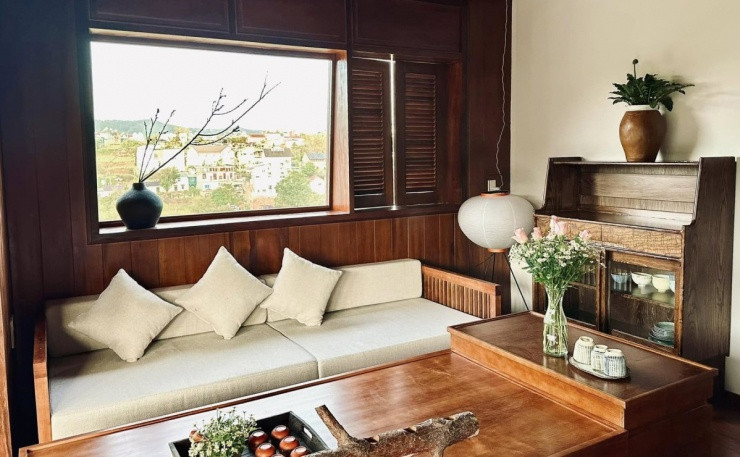 Phòng khách rộng rãi, nhiều cửa lớn đón ánh nắng và gió tự nhiên. Đây là nơi MC Đại Nghĩa thường đọc sách, thiền, uống trà, ngắm cảnh thiên nhiên. Ảnh: FB Bùi Đại Nghĩa