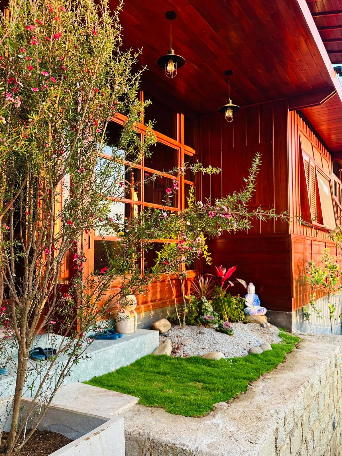 Đại Nghĩa đặt tên cho nhà vườn là Mộc hương viên - tức một khu vườn tĩnh lặng, yên bình, sự mộc mạc cùng với hương thơm của cỏ cây hoa lá hòa quyện. Ảnh: FB Bùi Đại Nghĩa