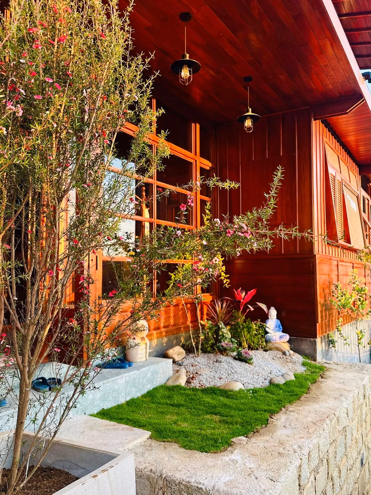 Đại Nghĩa đặt tên cho nhà vườn là Mộc hương viên - tức một khu vườn tĩnh lặng, yên bình, sự mộc mạc cùng với hương thơm của cỏ cây hoa lá hòa quyện. Ảnh: FB Bùi Đại Nghĩa