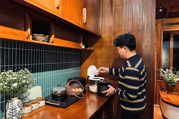 Khu bếp đơn giản nối liền phòng khách là nơi nam MC thường xuyên chế biến các món chay. Ảnh: FB Bùi Đại Nghĩa