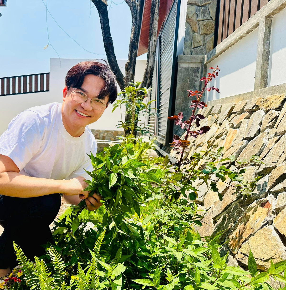 Tại đây, nam MC tận hưởng cuộc sống thôn dã, tự tay vun trồng vườn rau xanh. Ảnh: FB Bùi Đại Nghĩa