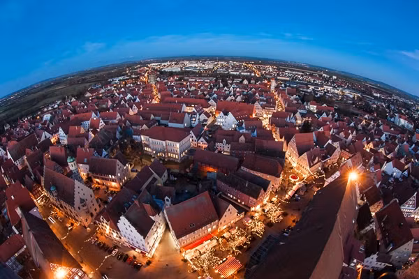 Ước tính, các bức tường bao quanh thị trấn và phần lớn công trình kiến trúc tại đây chứa tổng cộng khoảng 72.000 tấn kim cương micro, nằm rải rác trong từng viên đá. Ảnh: Flickr