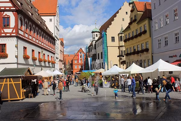Tuy nhiên, cư dân Nördlingen sẽ không giàu có. Dù kim cương giúp thị trấn lấp lánh, nhưng chúng không có giá trị kinh tế. Ảnh: Flickr