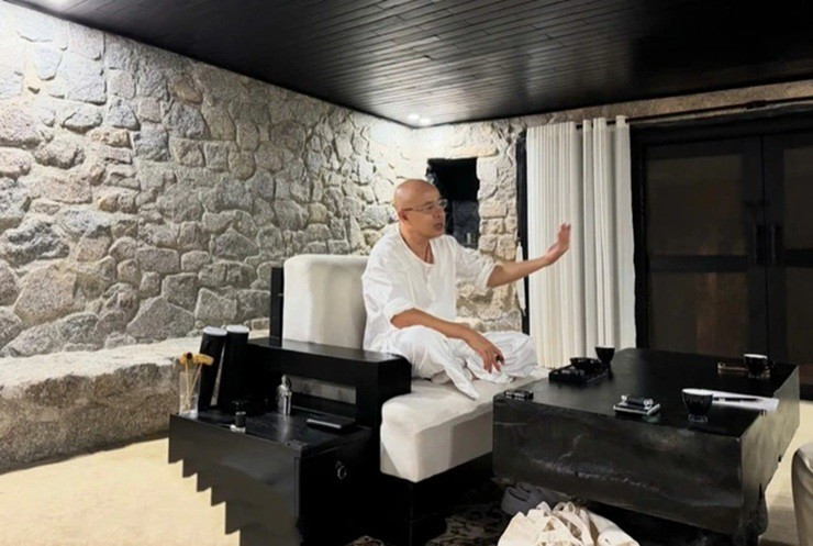 Hang đá nơi ông Đặng Lê Nguyên Vũ ở ẩn được phục dựng từ một cái hang tự nhiên âm vào lòng đồi. Ảnh Trung Nguyên Legend