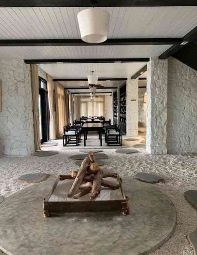 Khu phòng sinh hoạt lớn có một góc nhỏ được tạo hình giống bếp có đầy dủ than trong trường hợp cần sử dụng. Ảnh Trung Nguyên Legend