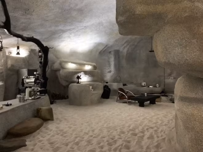 Lòng hang được gia cố rộng, thoáng với phần sàn trải cát trắng mịn. Ảnh Trung Nguyên Legend