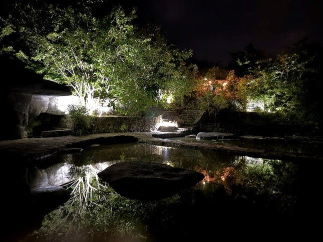 Khung cảnh tĩnh mịch trong khu vực nhà hang khi màn đêm buông xuống. Ảnh: Tiền phong