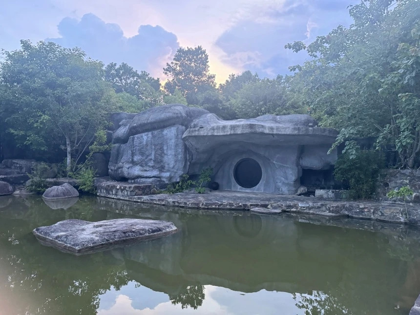 Nơi ở thường xuyên của doanh nhân Đặng Lê Nguyên Vũ suốt 13 năm qua là một nhà hang ở trang trại tại M'Drak (Đắk Lắk). Ảnh: Znews