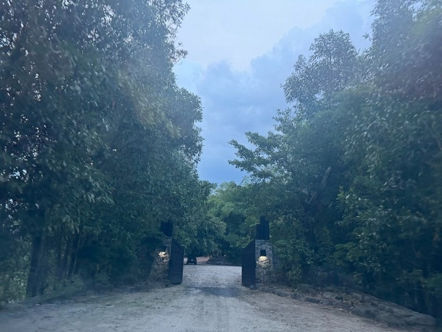 Lối vào nhà hang rợp bóng cây xanh. Ảnh: Tiền phong