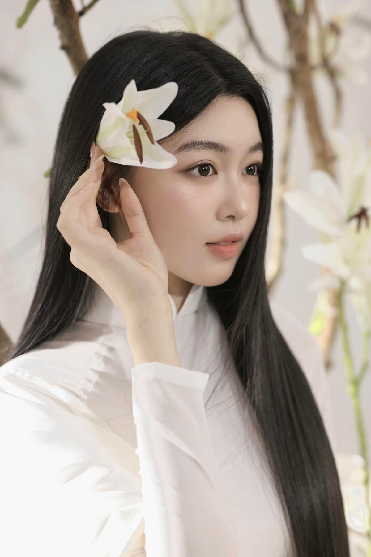 Việc thường xuyên xuất hiện trong các chiến dịch quảng bá, hợp tác cùng các thương hiệu xa xỉ vừa giúp Lọ Lem có thu nhập riêng đồng thời khẳng định được vị trí của mình trong giới KOL trẻ tuổi. Ảnh: FB Mai Thảo Linh