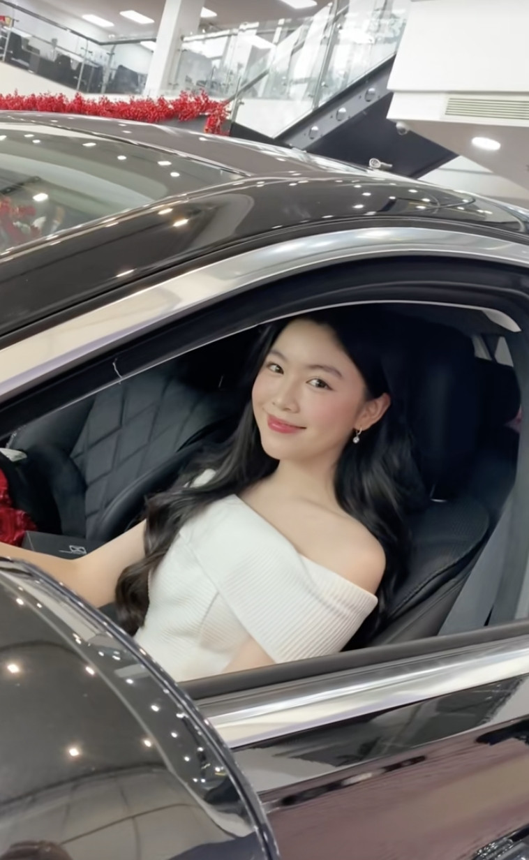 Điều này khiến không ít khán giả trầm trồ trước sự giàu có của Lọ Lem khi mới ở tuổi 19. Ảnh: Facebook