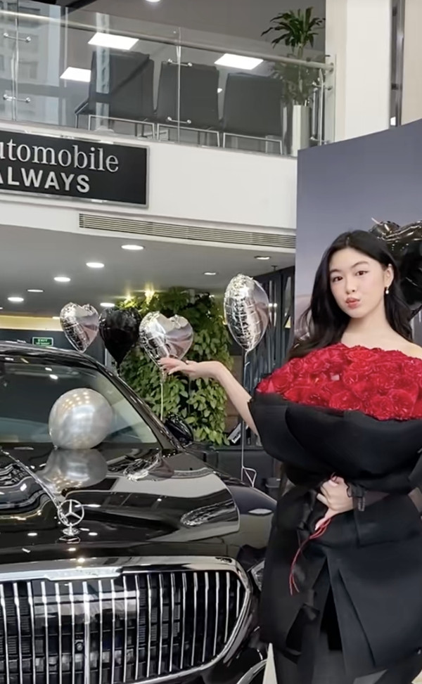 Mới đây, hình ảnh Lọ Lem - con gái lớn MC Quyền Linh tự tay “đập hộp” một chiếc Maybach s450 mới toanh, giá hơn 7 tỷ đồng thu hút sự chú ý của công đồng mạng. Ảnh chụp màn hình