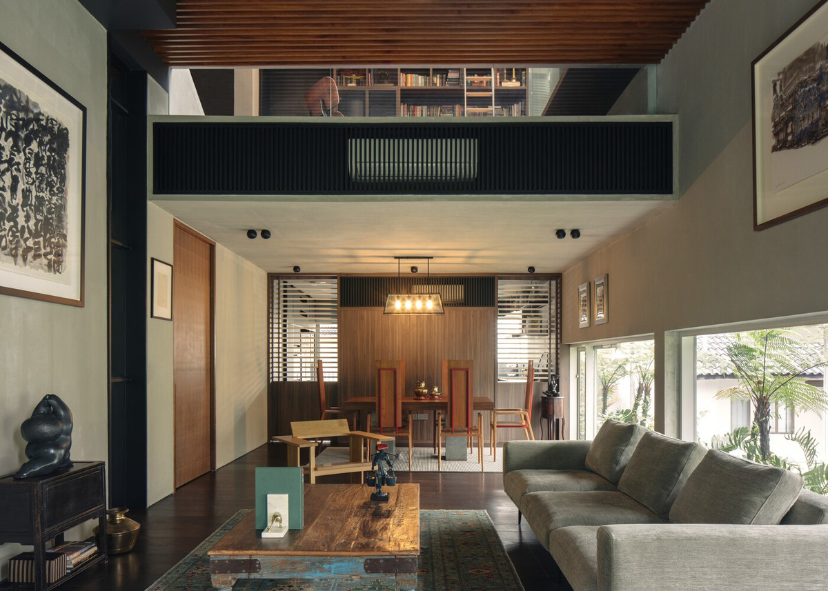 Sau khi lên cầu thang hẹp, không gian có sự thay đổi đáng kể khi bước vào phòng khách nằm bên dưới khoảng thông tầng rộng rãi. Ảnh: Khoo Guo Jie