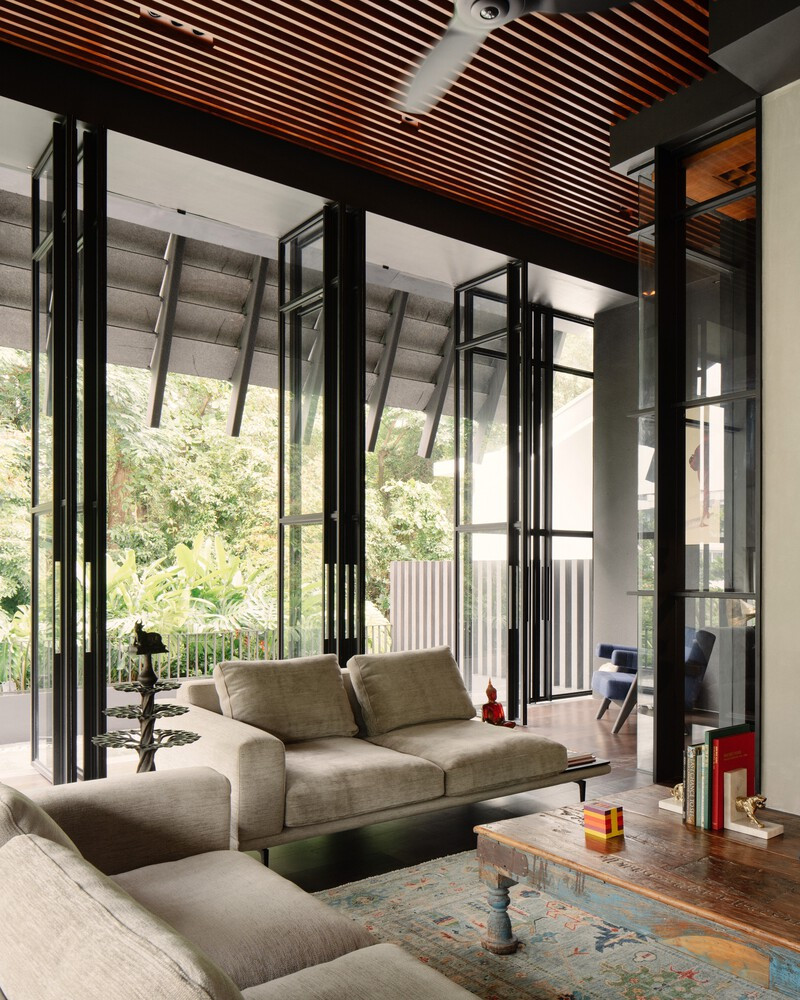 Bao quanh phòng khách là vách kính lớn, giúp gia chủ mở rộng tầm nhìn ra xung quanh. Ảnh: Khoo Guo Jie
