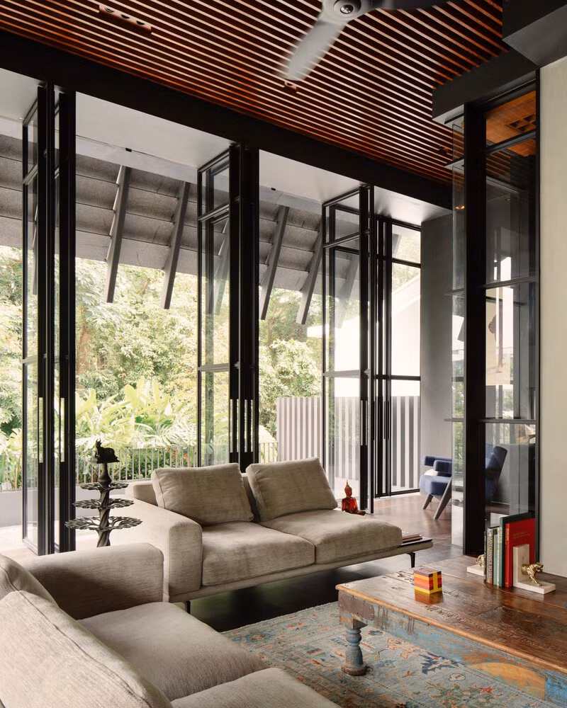 Bao quanh phòng khách là vách kính lớn, giúp gia chủ mở rộng tầm nhìn ra xung quanh. Ảnh: Khoo Guo Jie