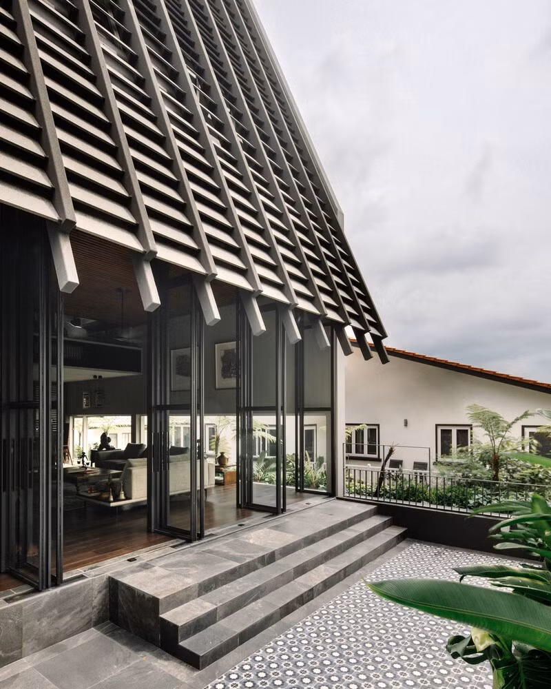 Với thiết kế mặt tiền như một màn hình lớn, đồng thời đóng vai trò là mái nhà, giúp các góc nhìn linh hoạt thay đổi ở các phòng chức năng, tăng kết nối giữa bên trong và bên ngoài. Ảnh: Khoo Guo Jie