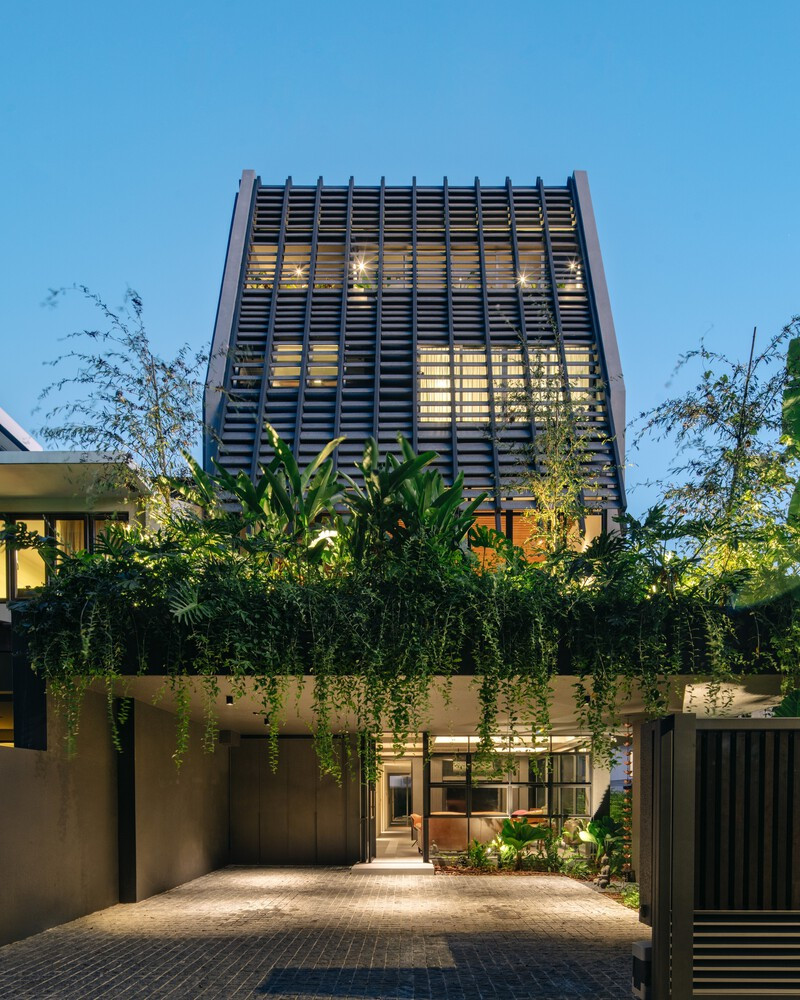 Gia chủ mong muốn sở hữu một không gian sống mở, nhiều ánh sáng tự nhiên, kết nối với sân vườn, hướng tầm nhìn ôm trọn khung cảnh thiên nhiên phía ngoài. Ảnh: Khoo Guo Jie