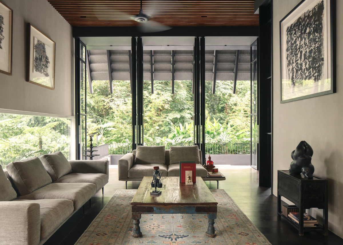 Do con đường trước nhà khá nhỏ, lối vào hạn chế về mặt thị giác, kiến trúc sư chọn giải pháp đưa không gian sinh hoạt chính lên tầng 2. Ảnh: Khoo Guo Jie