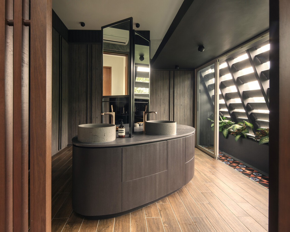 Các ô thoáng giúp phòng vệ sinh tối ưu ánh sáng vào ban ngày. Ảnh: Khoo Guo Jie