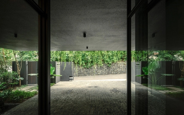 Qua cổng là khu vực hiên có trần thấp. Ảnh: Khoo Guo Jie