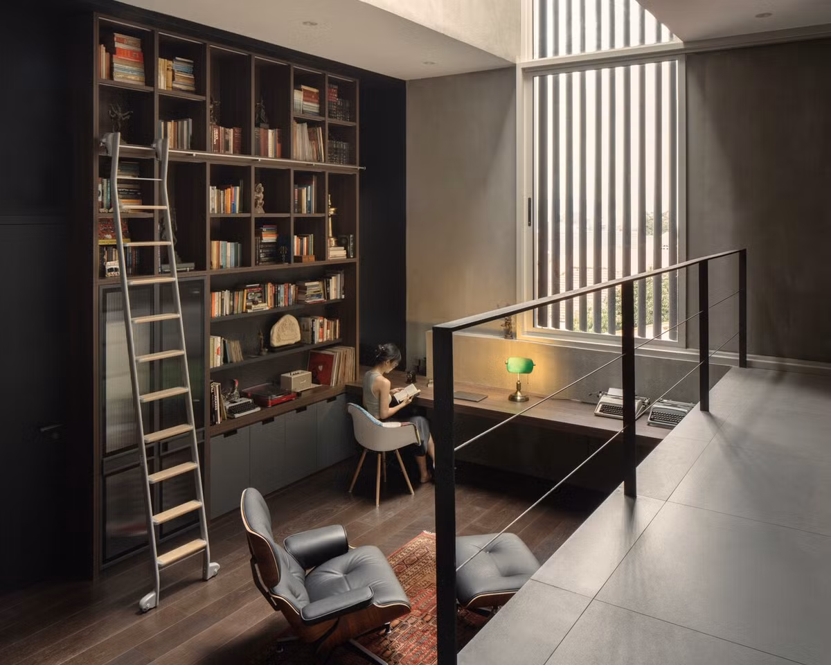 Các khoảng thông tầng nhỏ được bố trí xen kẽ trong nhà. Ảnh: Khoo Guo Jie