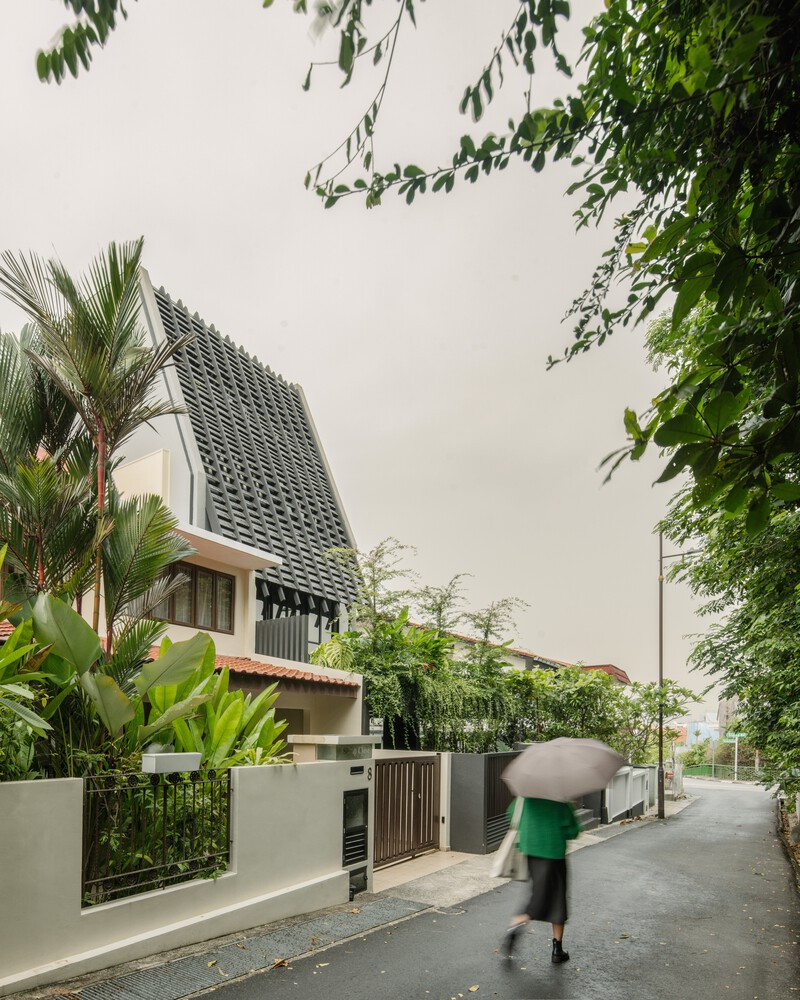 Nằm trên con phố yên tĩnh tại Singapore, ngôi nhà 4 tầng có diện tích xây dựng 405m2. Ảnh: Khoo Guo Jie