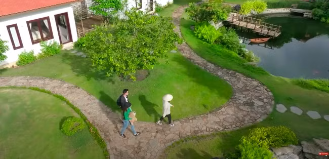 Không gian xanh mướt khiến nhiều người ví căn biệt thự như công viên thu nhỏ. Ảnh: FBNV