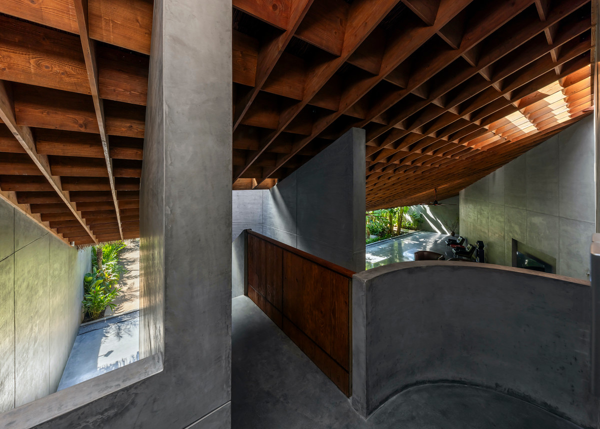 Khu vực tâm của ngôi nhà có sân nhỏ, nơi ánh sáng len qua tán cây tạo nên những mảng sáng tối thú vị. Ảnh: Oki Hiroyuki