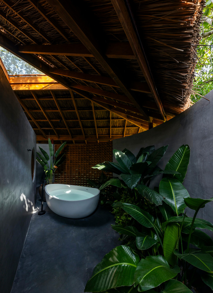 Phòng tắm cũng được thiết kế mở. Ảnh: Oki Hiroyuki