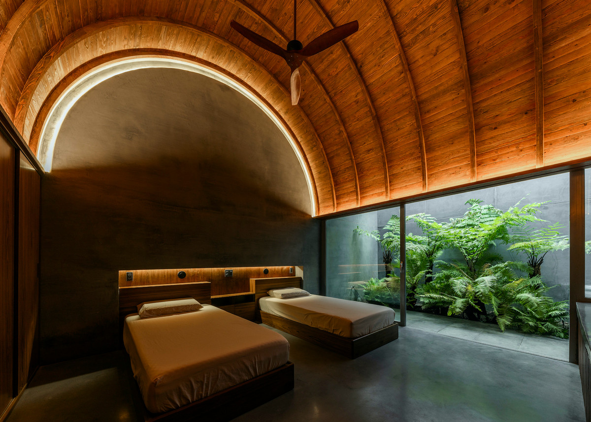 Phòng ngủ thông thoáng, gần gũi thiên nhiên. Ảnh: Oki Hiroyuki