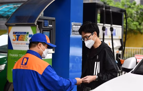 Tiep tuc giam, xang RON 95 xuong duoi 21.000 dong/lit