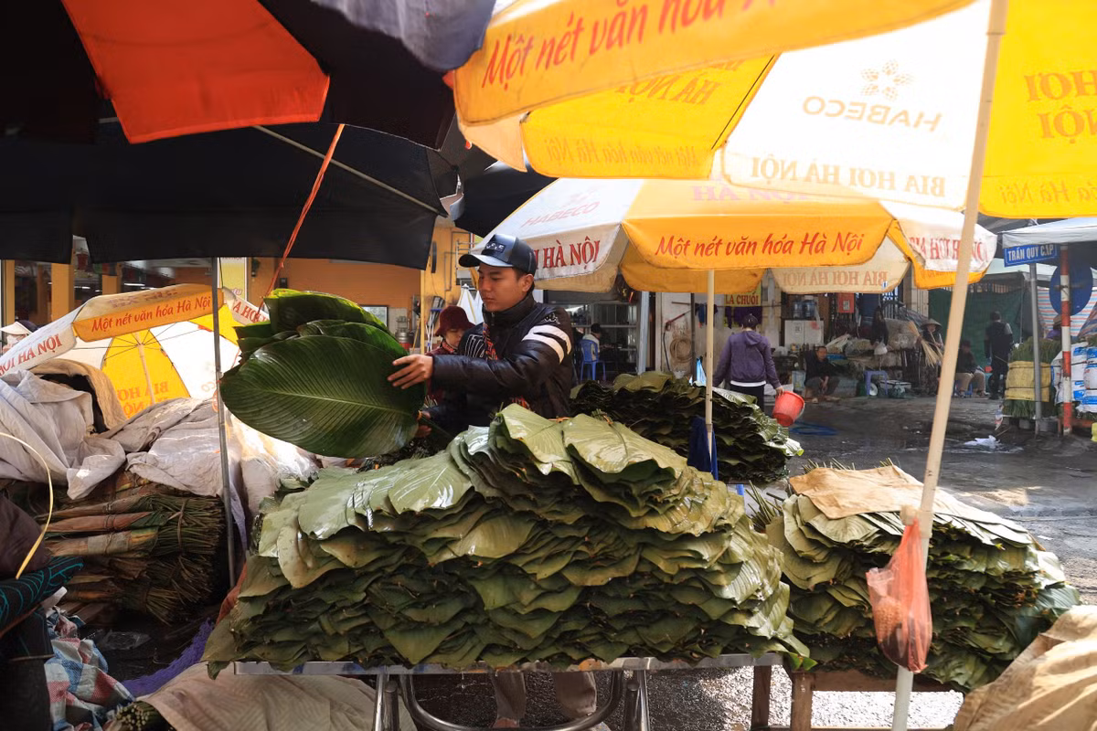  Chợ lá dong Trần Quý Cáp được coi là khu chợ bán lá dong cổ xưa nhất tại Hà Nội. Khu chợ đặc biệt này mở quanh năm nhưng chỉ nhộn nhịp nhất là dịp Tết, từ sau 17 tháng Chạp. Ảnh: Khánh Huy