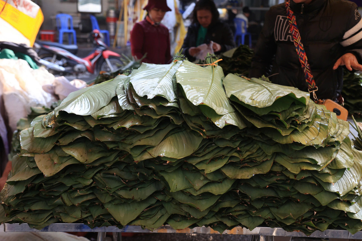 Để chọn được được những lá dong ưng ý, nhiều khách hàng phải bỏ ra 20 - 30 phút để lựa chọn lá đẹp. Ảnh: Khánh Huy