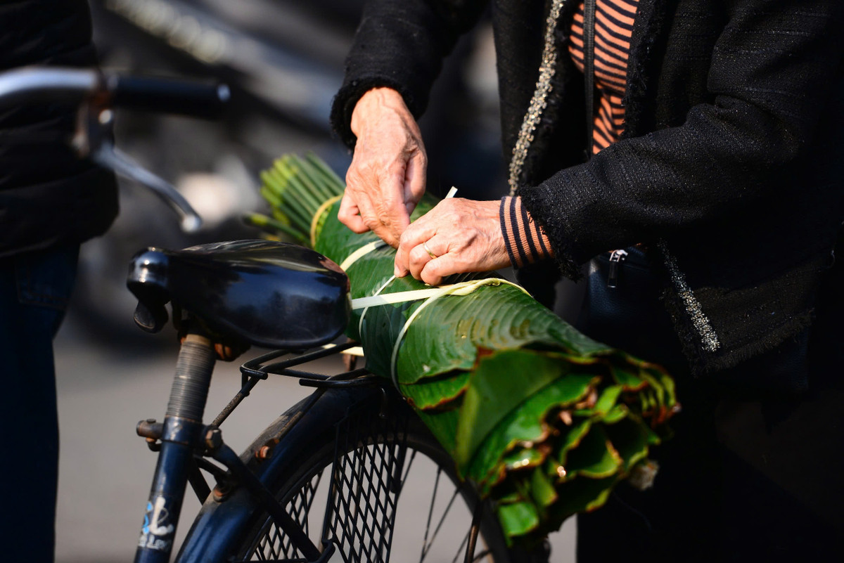Mỗi ngày các tiểu thương tại chợ bán được hàng nghìn đến hàng chục nghìn chiếc lá dong và lạt. Ảnh: Khánh Huy