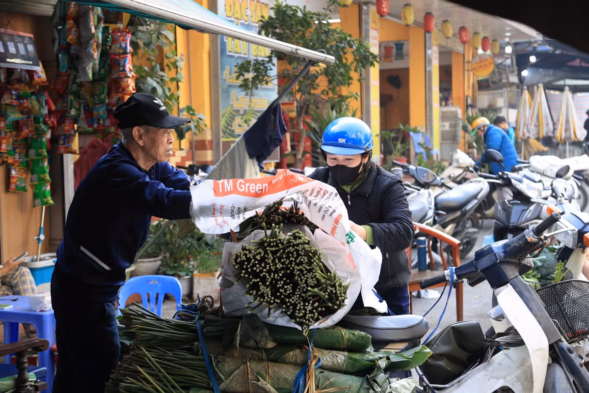 Theo các tiểu thương, lá dong rừng được ưa chuộng nhiều hơn vì gói bánh sẽ cho ra màu xanh tự nhiên và thơm hơn, lúc bóc sẽ không bị dính. Ảnh: Khánh Huy