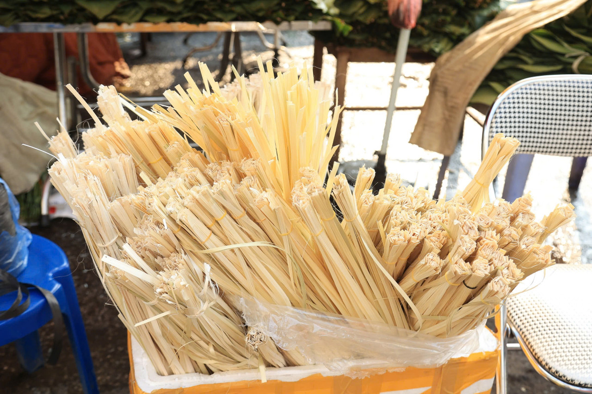 Bên cạnh đó là dây lạt giá 10.000 đồng/bó, lá chuối giá 12.000 đồng/bó. Ảnh: Khánh Huy