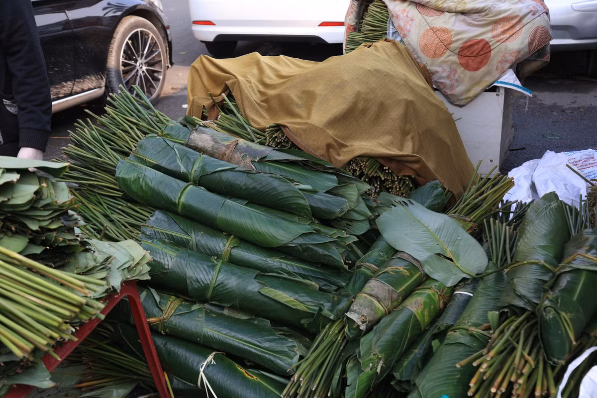 Ngoài đổ buôn cho tiểu thương, nhiều người cũng thích tới đây để lựa mua lá dong về gói bánh chưng, gói giò xào. Ảnh: Khánh Huy