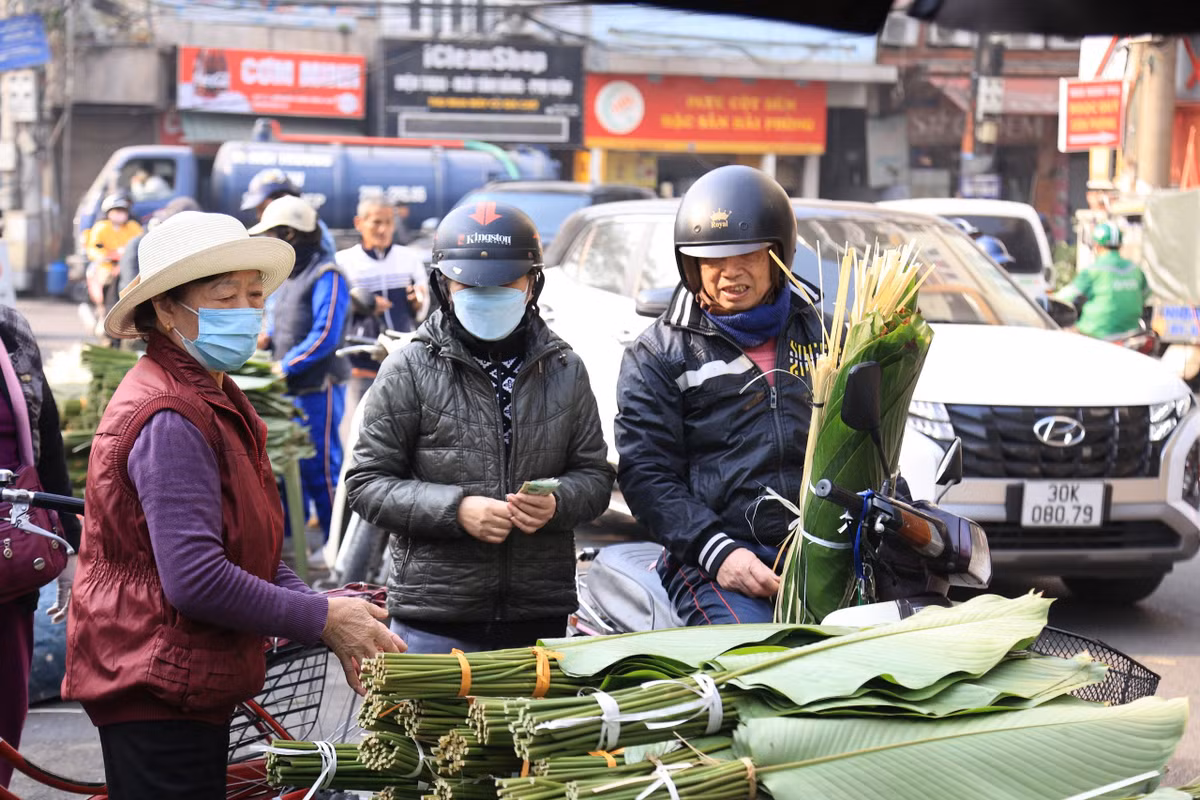 Theo các tiểu thương, năm nay, giá lá dong không chênh lệch nhiều so với năm ngoái, sức mua tăng mạnh sau ngày cúng ông Công, ông Táo (23 tháng Chạp). Ảnh: Khánh Huy
