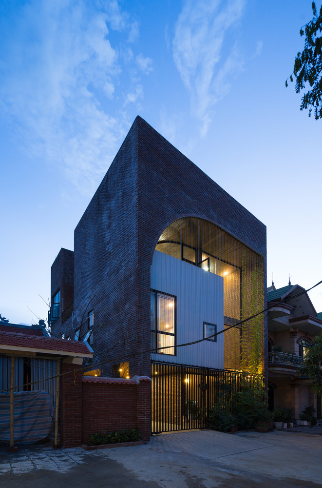 Nằm trên khu đất có diện tích 133m2 tại thành phố Vinh (Nghệ An), ngôi gây ấn tượng bởi sử dụng toàn bộ gạch mộc cùng lối kiến trúc khác biệt. Ảnh: Triệu Chiến