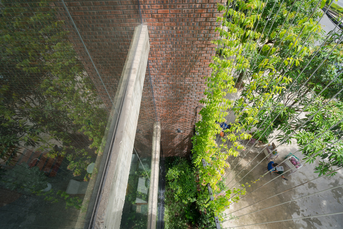 Không gian rộng lớn xuyên suốt kết cấu chính của căn nhà giúp gợi nhớ sân truyền thống có mái, hay hình ảnh các hang động được bao phủ bởi cây cối xung quanh. Ảnh: Triệu Chiến