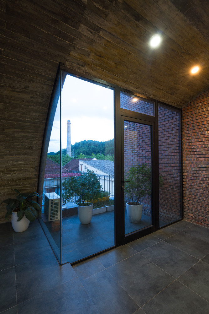 Nhờ đó, ngôi nhà giống như một hang động rộng lớn, nơi con người có thể trú ẩn và bỏ quên những ồn ào, mệt mỏi của cuộc sống. Ảnh: Triệu Chiến