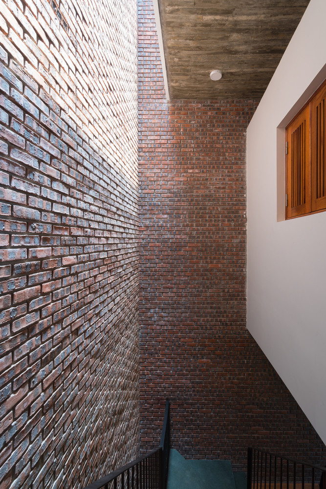 Ánh sáng xuyên qua lá cây và mờ dần trên các bức tường gạch. Ảnh: Triệu Chiến