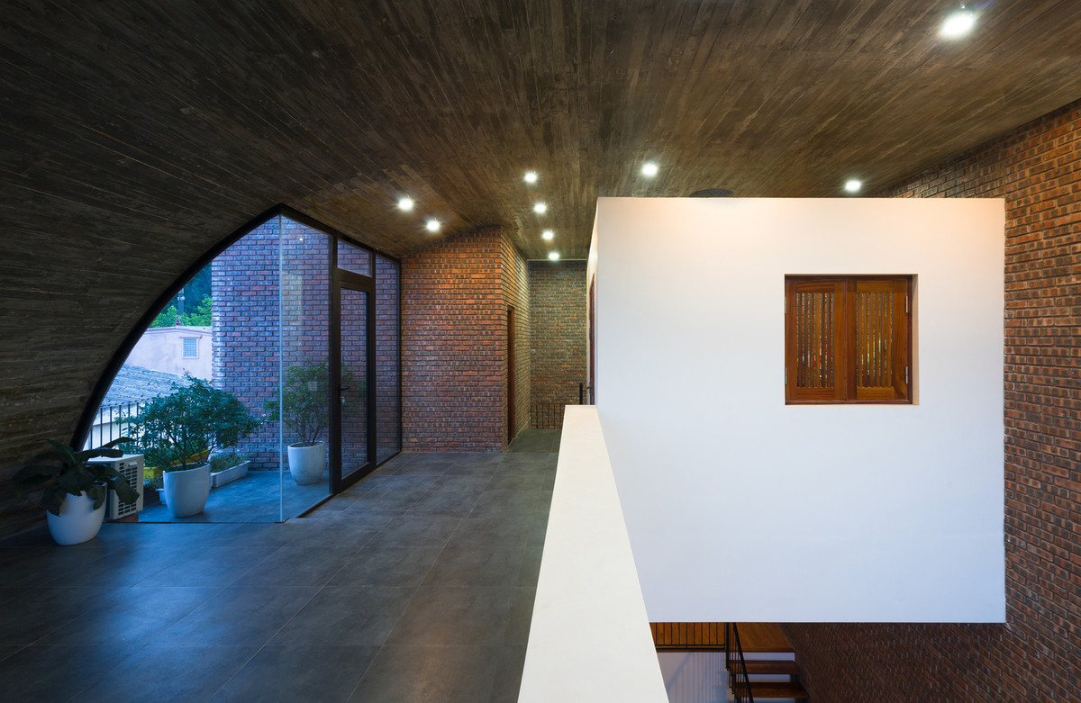 Không gian tầng 2, 3 là khu vực dành để nghỉ ngơi và phòng thờ. Ảnh: Triệu Chiến