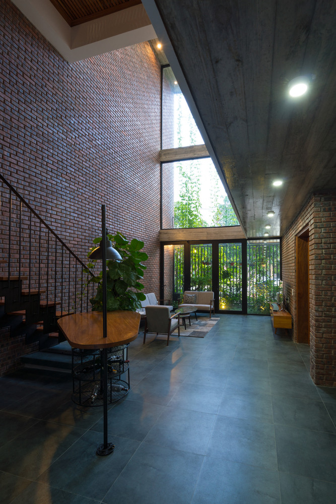 Phòng khách sở hữu khoảng trần cao thoáng nhờ giếng thông tầng. Ảnh: Triệu Chiến