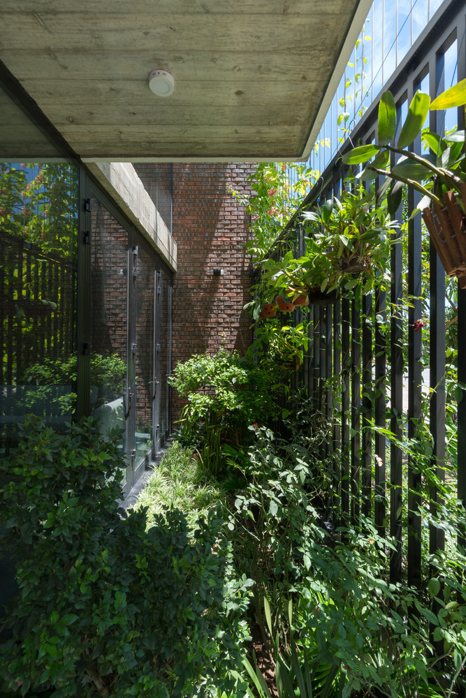 Một vườn cây xanh bao phủ mặt tiền, một khoảng xanh ở ban công hoặc điểm xuyết ở trong không gian sống tạo cảm giác bình yên và thư thái. Ảnh: Triệu Chiến