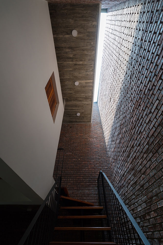 Phía trên khu vực cầu thang được bố trí giếng trời, cho phép ánh sáng xuyên suốt từ trên xuống dưới. Ảnh: Triệu Chiến